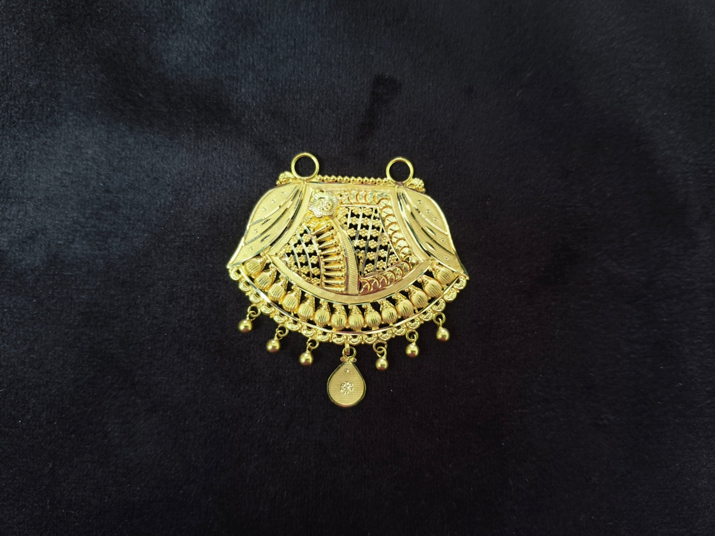 916 Mangalsutra/Tanmania pendant 7.20 gms floral Pendant