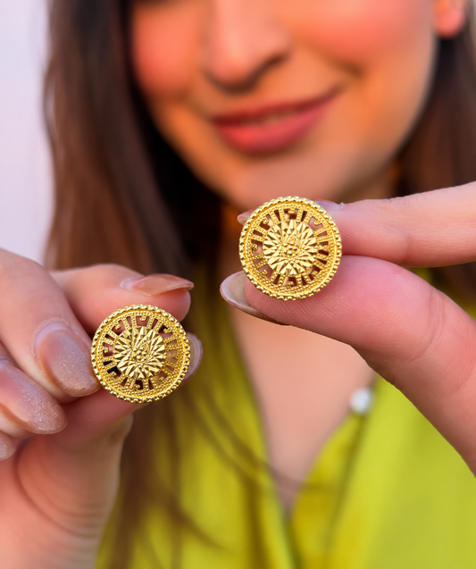 916 Earing in round geometric pattern stud