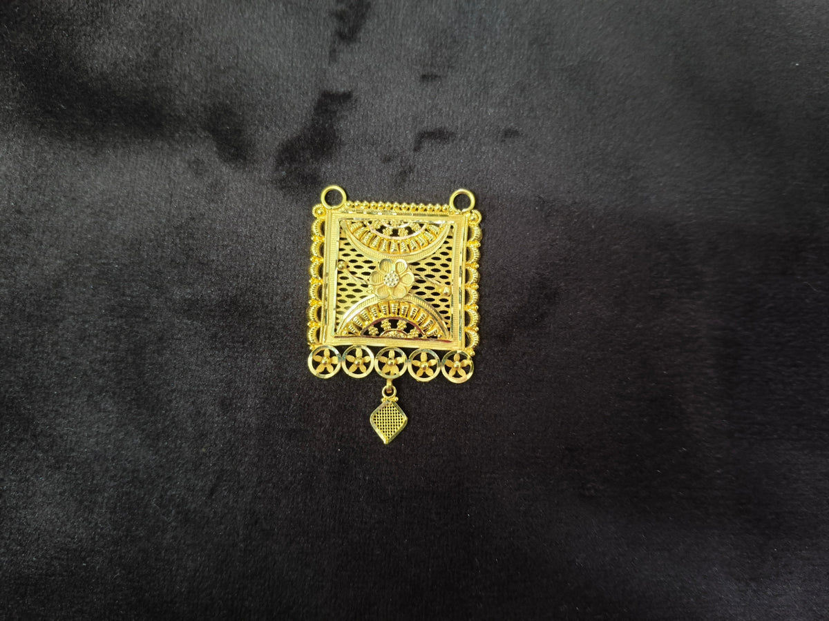 916 Mangalsutra/Tanmania 6.21 gms square floral Pendent