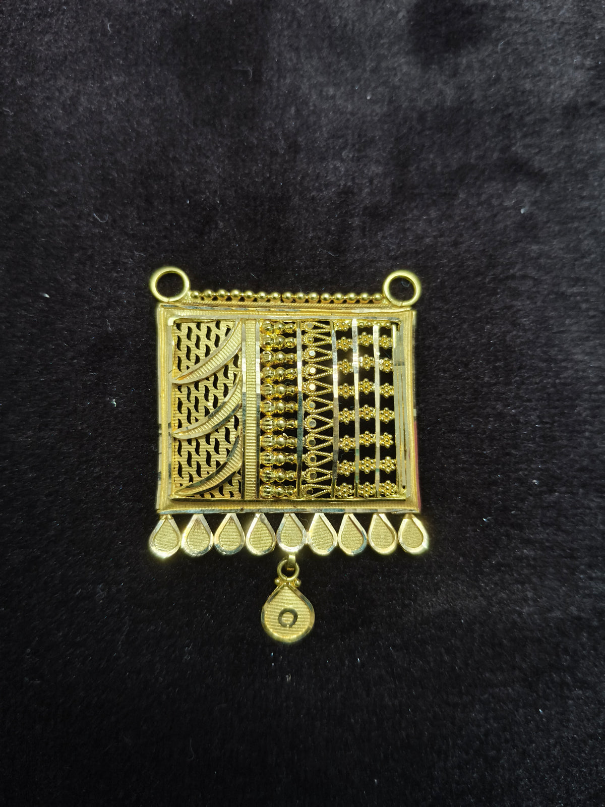 916 Mangalsutra/Tanmania 5 gms Square pendent