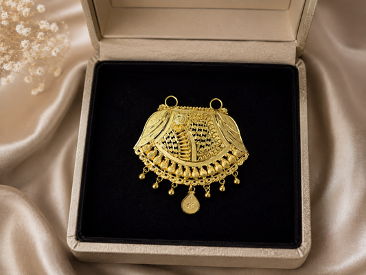 916 Mangalsutra/Tanmania pendant 7.20 gms floral Pendant