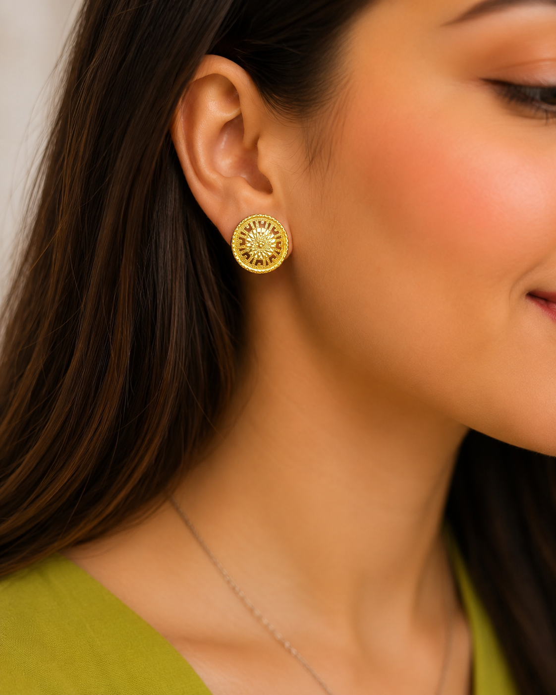 916 Earing in round geometric pattern stud